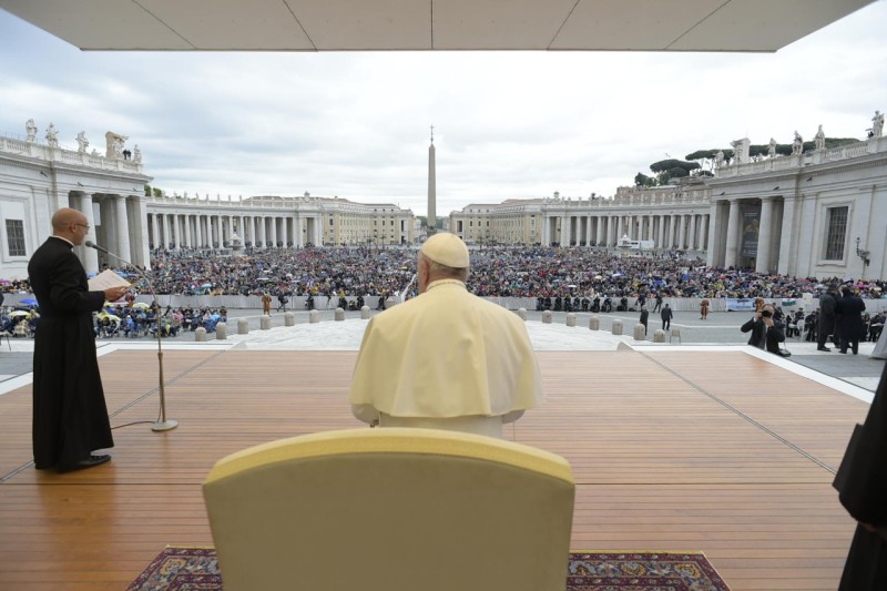 Le Pape François de dos, place Saint-Pierre, 15 mai 2019 © Vatican Media