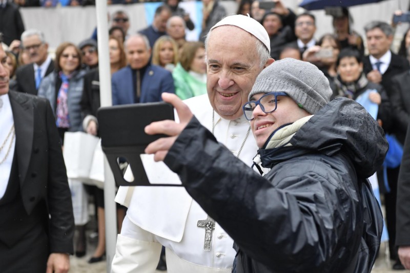 Le Pape François, selfie, place Saint-Pierre, 15 mai 2019 © Vatican Media
