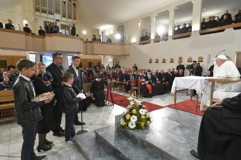 avec le clergé et les consacrés (Skopje, Macédoine du Nord) © Vatican Media