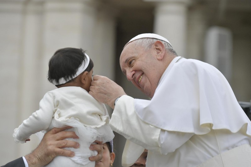 Le Pape François et un enfant, place Saint-Pierre, 15 mai 2019 © Vatican Media