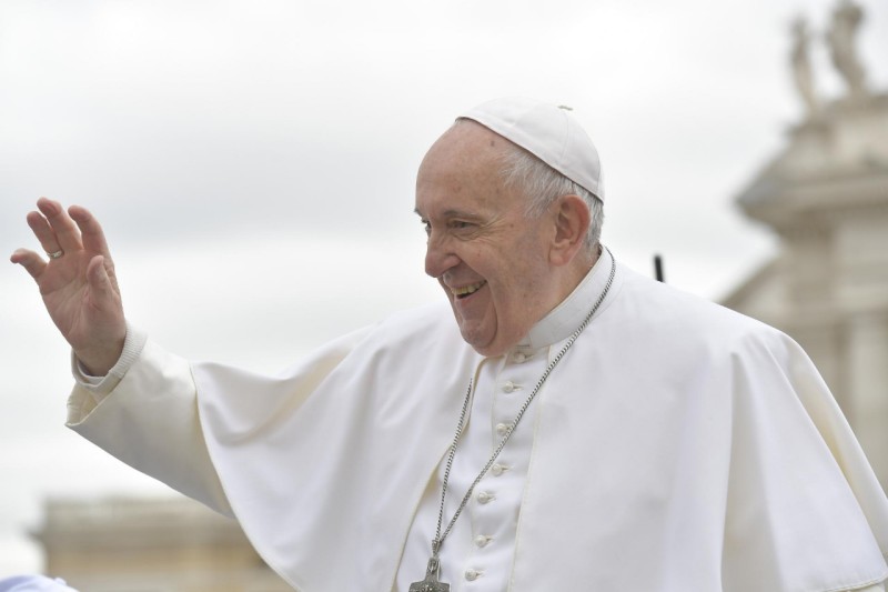 Le Pape François salue, place Saint-Pierre, 15 mai 2019 © Vatican Media