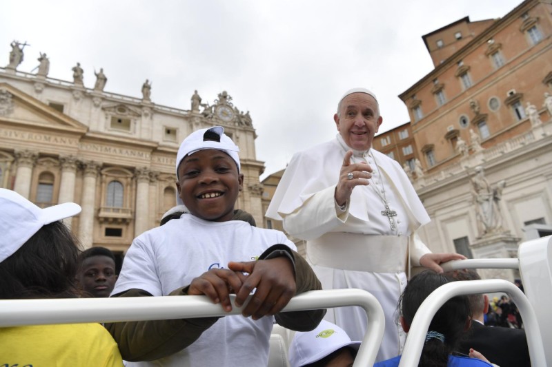 Enfants réfugiés, en papamobile, 15 mai 2019 © Vatican Media