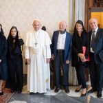 Mme Beton Delègue (à gauche) lors de la visite du prof. Edgar Morin © Vatican Media