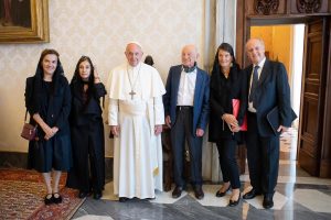 Mme Beton Delègue (à gauche) lors de la visite du prof. Edgar Morin © Vatican Media