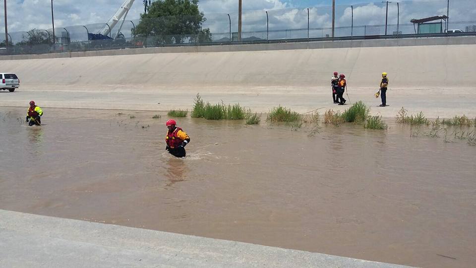 Pompiers mexicains en mission sur le Rio Bravo @ Facebook de "La Jornada"