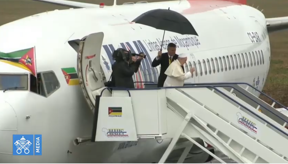 Embarquement Maputo-Antananarivo, capture Vatican Media