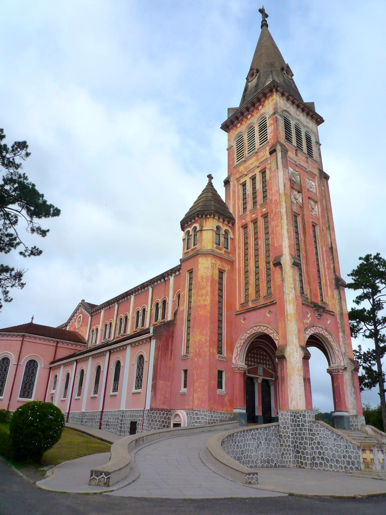 Cathédrale Saint-Nicolas de Da Lat (Vietnam) © Jérémy Couture / wikimedia commons