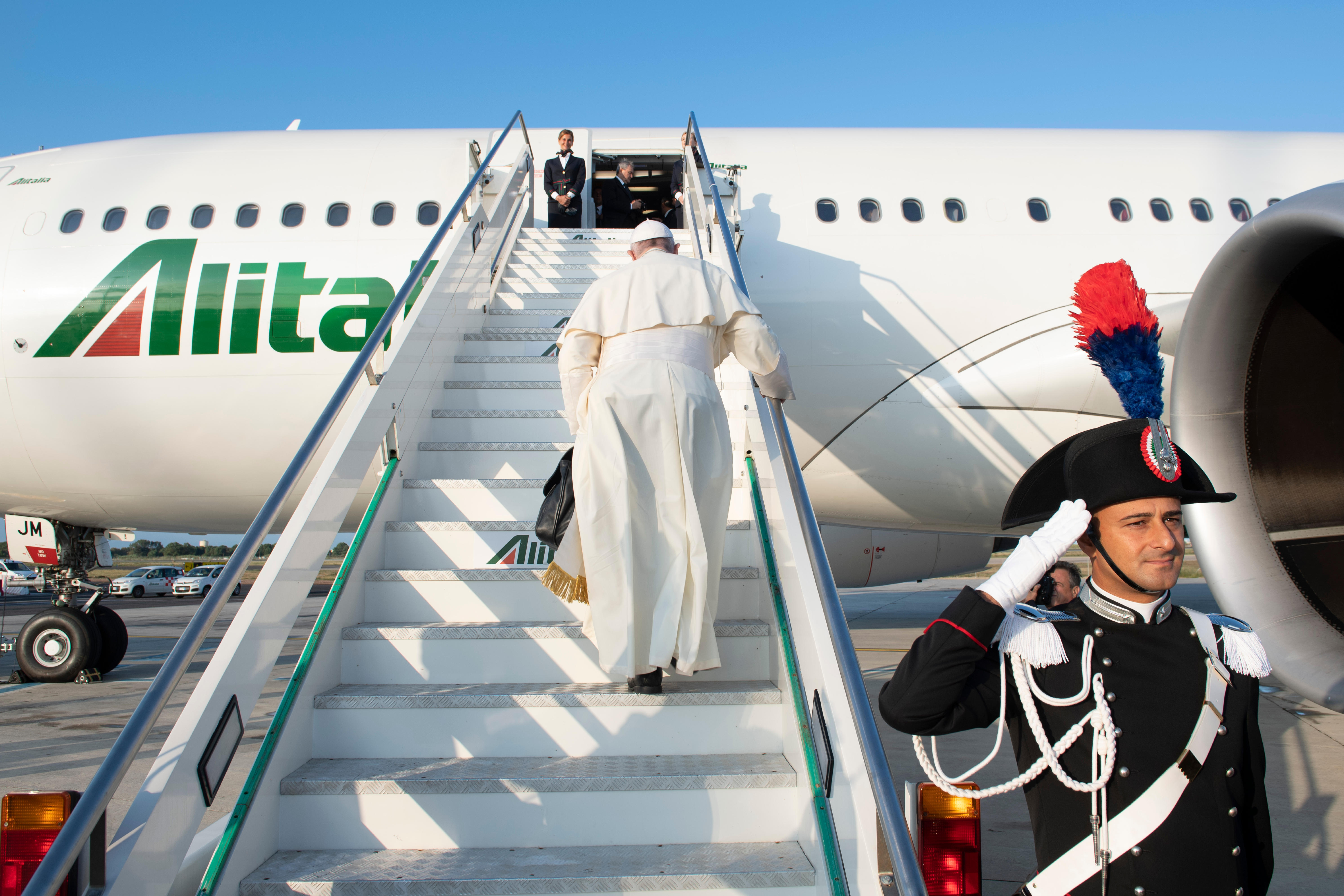 Embarquement à bord du vol Rome-Maputo © Vatican Media