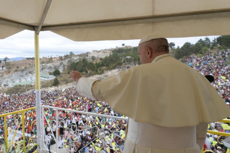 Prière avec les travailleurs © Vatican Media