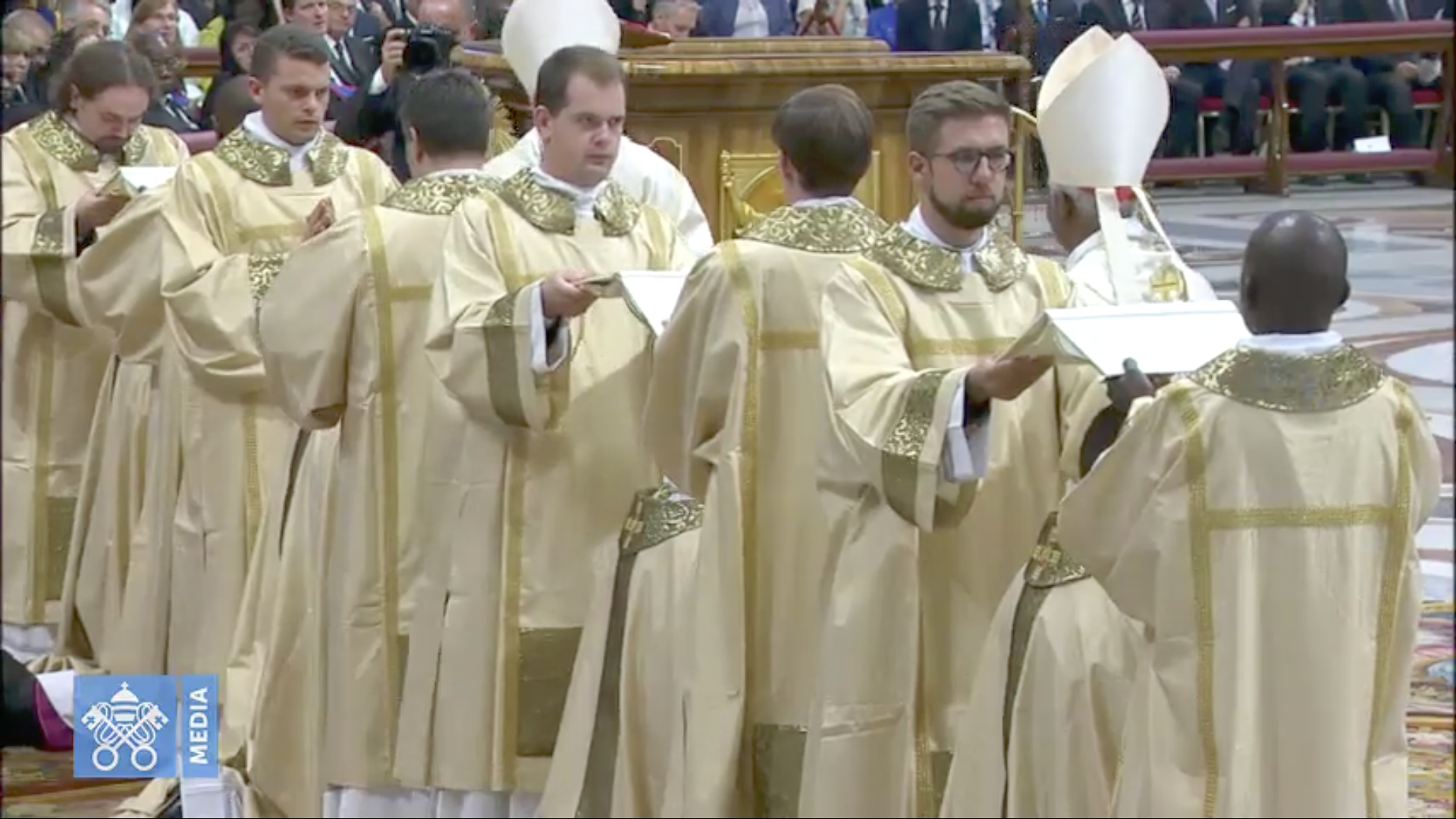 Ordinations épiscopales, imposition de l'Evangile, capture @Vatican Media