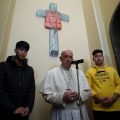 Rencontre avec les réfugiés de Lesbos, 2 jeunes Afghans © Vatican Media