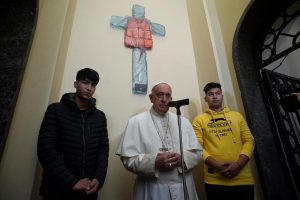 Rencontre avec les réfugiés de Lesbos, 2 jeunes Afghans © Vatican Media