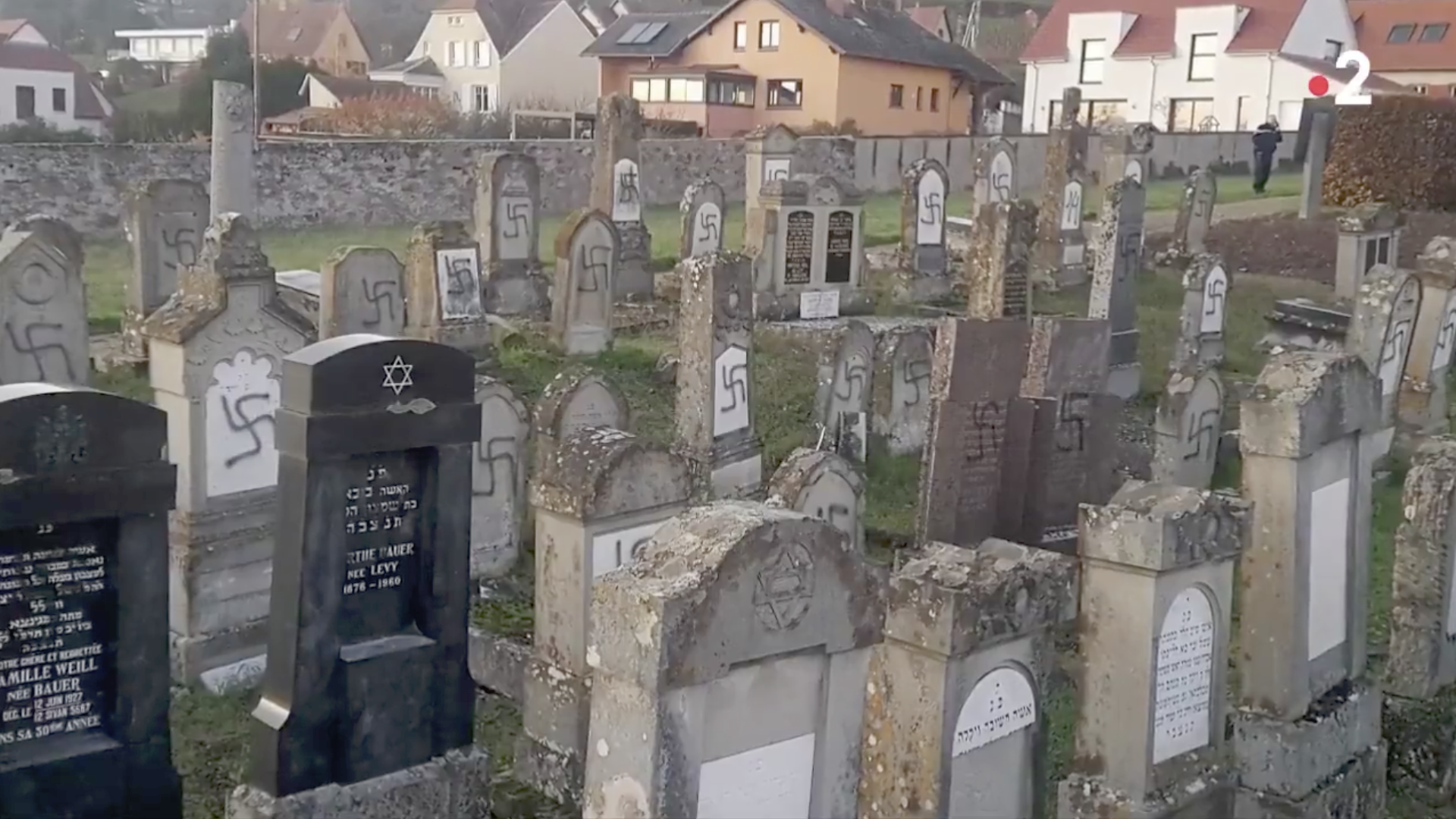 Le cimetière juif de Westhoffen profané (France) capture @ France 2, 20h