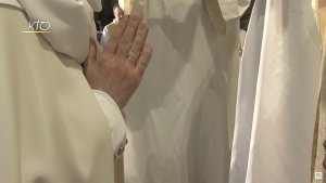 La consacrée reçoit l‘anneau, Saint-Sulpice (Paris), 5 mai 2019, capture @ KTO