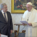 Message vidéo du pape François, avec Antonio Guterres © capture de Zenit / Vatican Media
