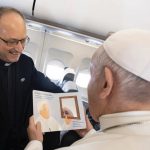 Le p. Spadaro présente les épreuves du livre au pape François @antoniospadaro