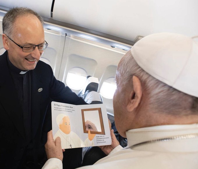 Le p. Spadaro présente les épreuves du livre au pape François @antoniospadaro