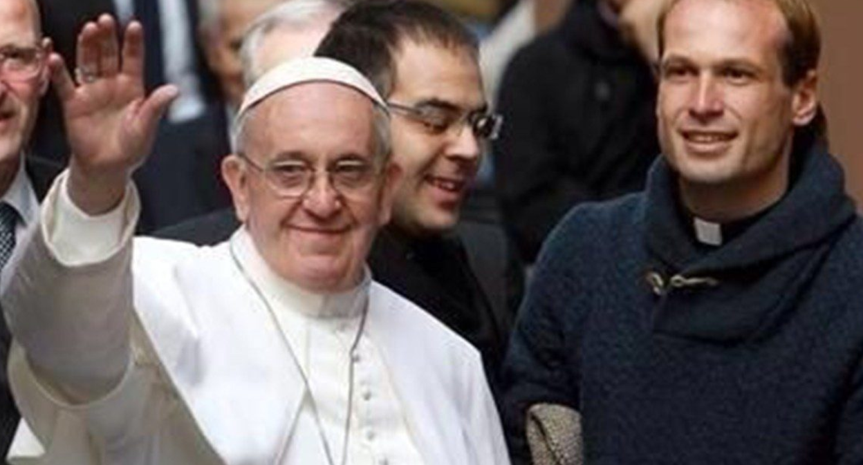 A droite, le p. Aemilius, nouveau secrétaire particulier du pape © Vatican News