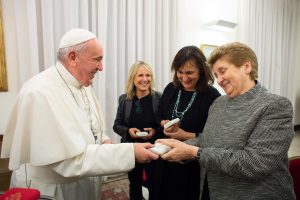 Mariella Enoc, Simona Ercolani et Federica Sciarelli © Vatican Media