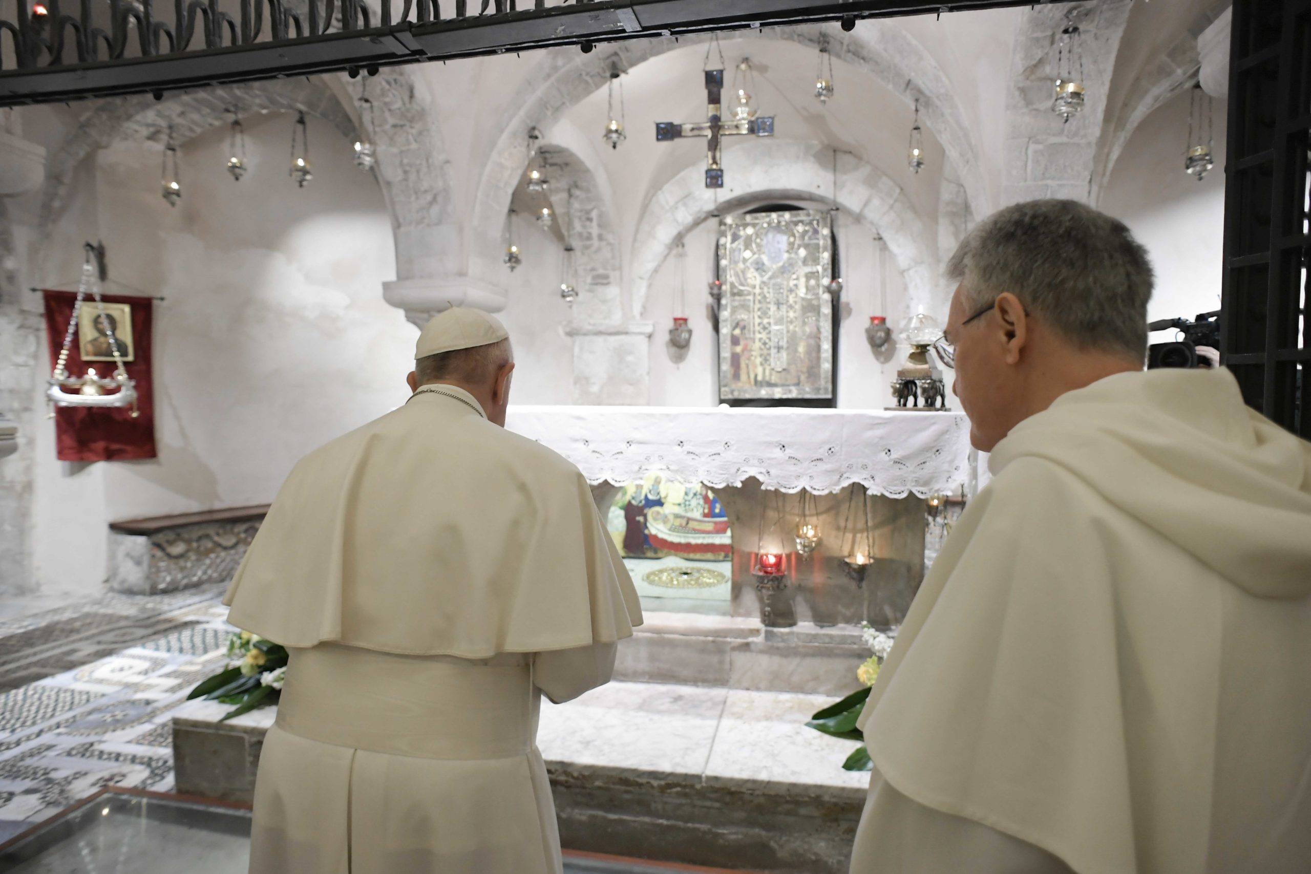 Le pape prie devant la tombe de st Nicolas de Bari, 23 février 2020 © Vatican Media