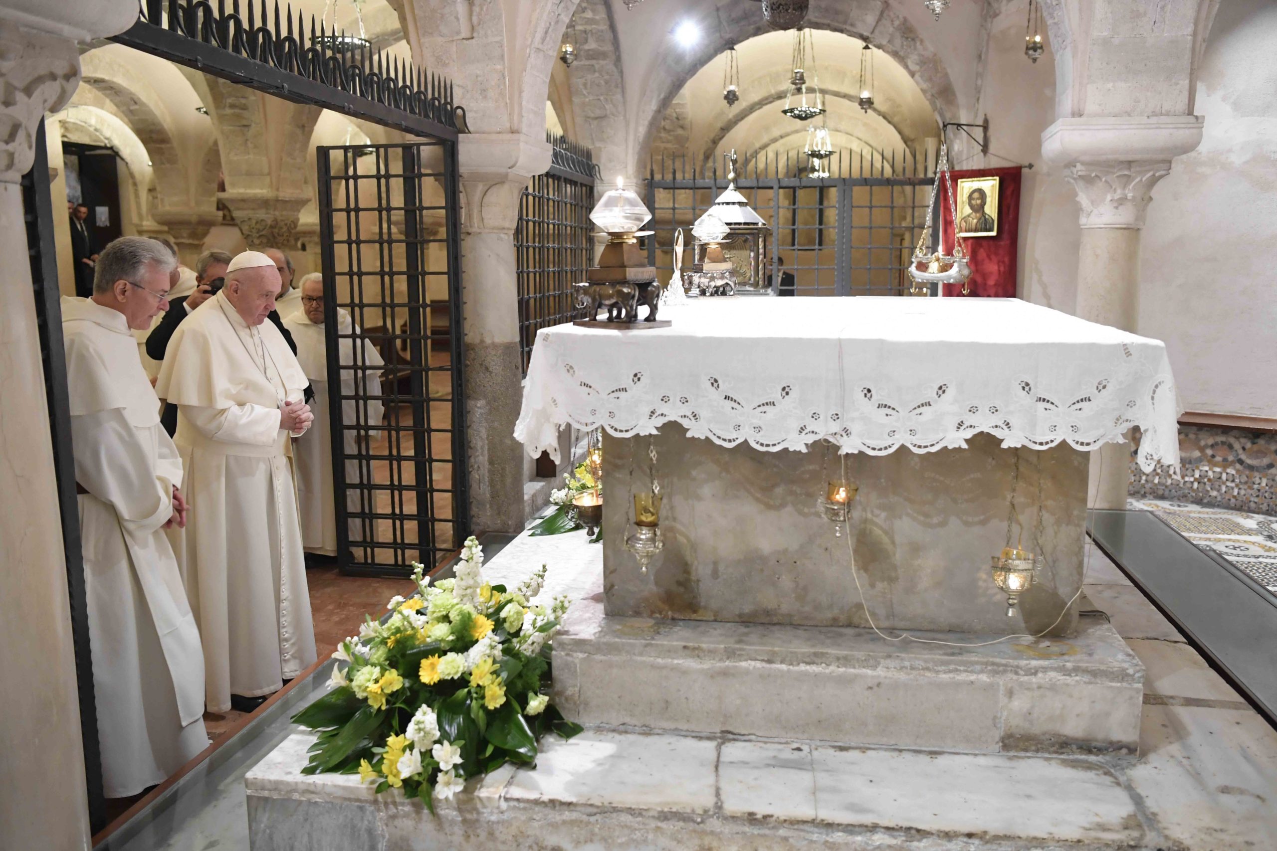 Le pape prie devant la tombe de st Nicolas de Bari, 23 février 2020 © Vatican Media