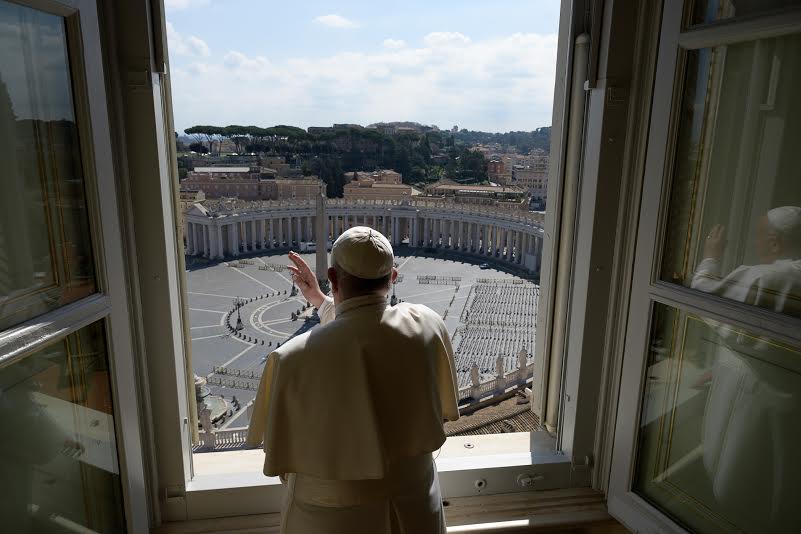 Le pape bénit Rome depuis la fenêtre du bureau, 15 mars 2020 © Vatican Media