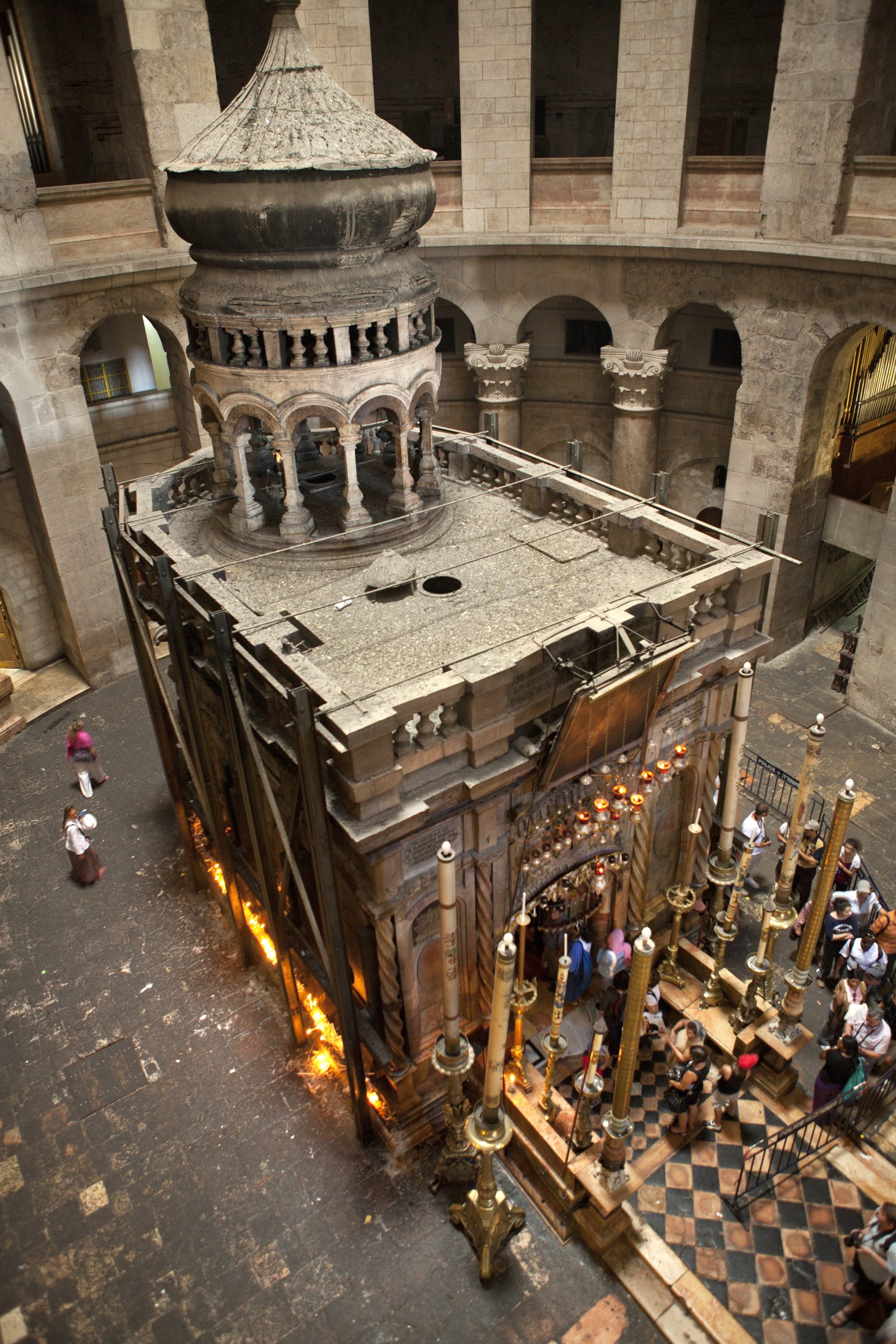 Saint-Sépulcre de Jérusalem (2010) @ wikimedia commons / Ekabhishek