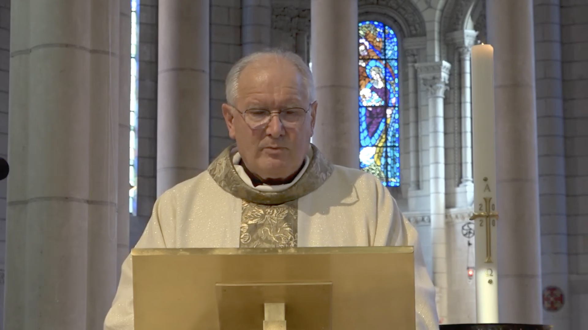 Mgr Laurent Bréguet, capture @ Youtube de Saint-Laud d'Angers