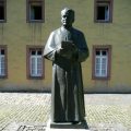 Statue de Johannes Maria vom Kreuz (im Kloster Steinfeld) © wikimedia commons / Charlie1965nrw