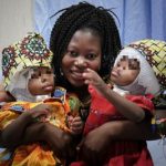 Les jumelles de Bangui et leur maman © Bambino Gesù