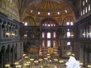 Intérieur de la basilique Sainte-Sophie © wikimedia commons / Jéjé9000