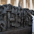 "Angels Unawares", sculpture en bronze de Timothy Schmalz installée sur la place Saint-Pierre au Vatican en septembre 2019 © Section Migrants Et Réfugiés
