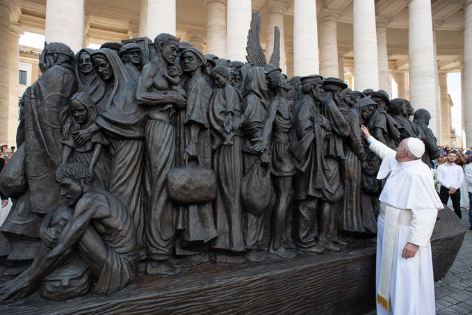 "Angels Unawares", sculpture en bronze de Timothy Schmalz installée sur la place Saint-Pierre au Vatican en septembre 2019 © Section Migrants Et Réfugiés