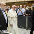 Carlo Petrini à la droite du pape François, Communautés Laudato si' © Vatican Media