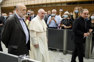 Carlo Petrini à la droite du pape François, Communautés Laudato si' © Vatican Media