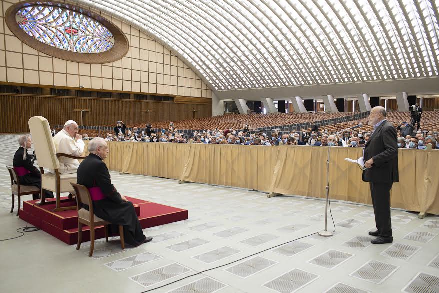 Carlo Petrini présente les Communautés Laudato si' © Vatican Media