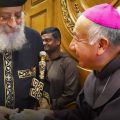 Mgr Ruben Tierrablanca González avec le Pape Tawadros @ antonianum.eu