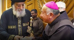 Mgr Ruben Tierrablanca González avec le Pape Tawadros @ antonianum.eu