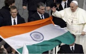 Drapeau indien Pl. Saint-Pierre lors d'une audience du mercredi © Vatican Media