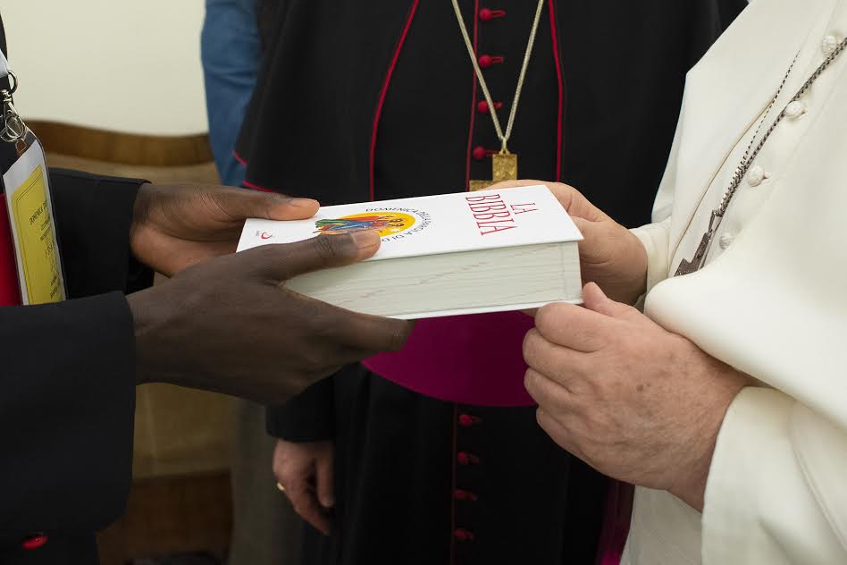 Remise de l'Evangile par le pape François © Vatican Media