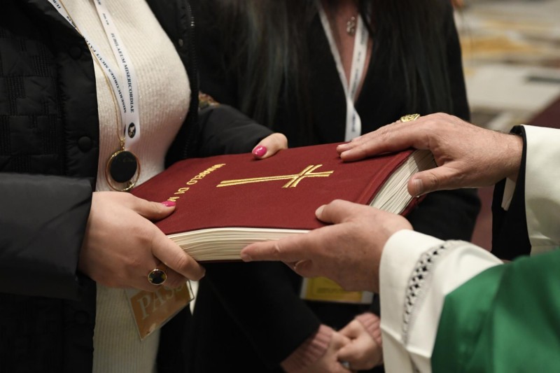 Dimanche de la Parole de Dieu 2021, remise de l'Evangile en Braille © Vatican Media