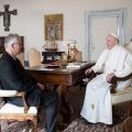 Le pape François reçoit Jean-Luc Moens modérateur de Charis © Vatican Media