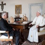Le pape François reçoit Jean-Luc Moens modérateur de Charis © Vatican Media