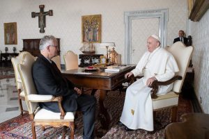 Le pape François reçoit Jean-Luc Moens modérateur de Charis © Vatican Media