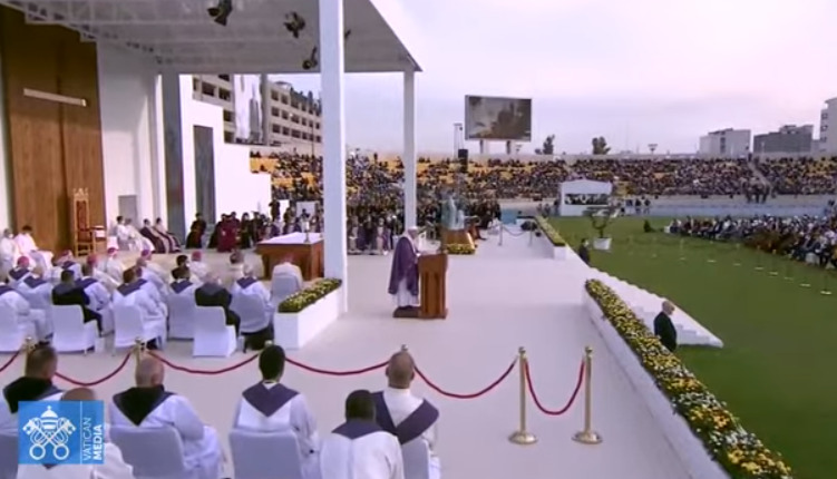 Messe au stade d'Erbil, Kurdistan Irakien, 7 mars 2021, capture Vatican Media