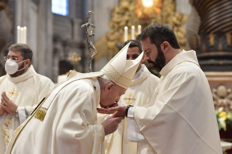 Ordinations sacerdotales, le pape embrasse les mains des nouveaux prêtres (don Riccardo Cendamo), 25 avril 2021 © Vatican Media