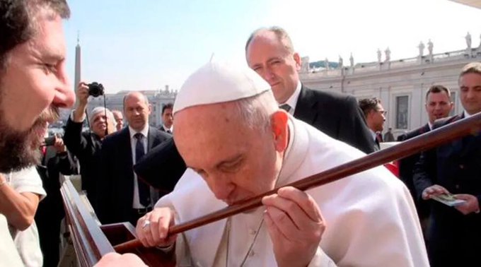 Le bâton de Ste Thérèse d'Avila © Vatican Media