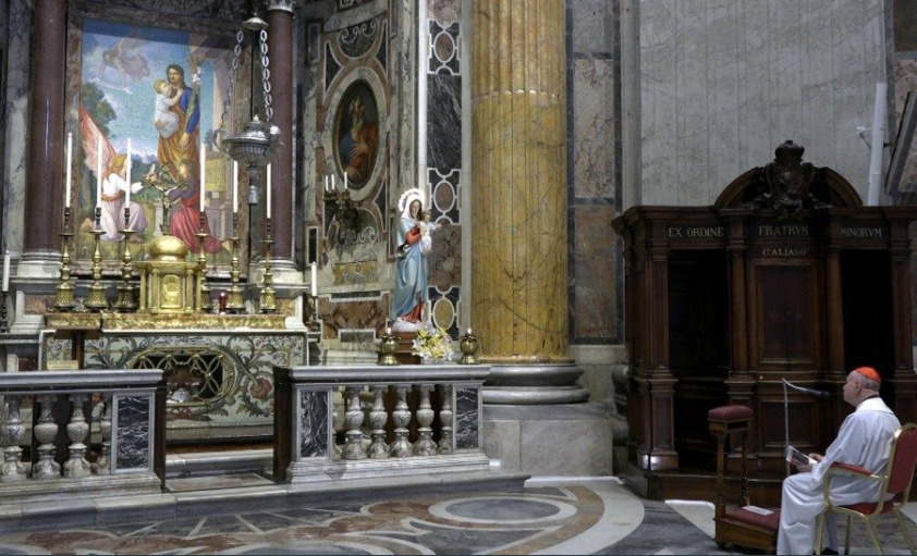 Chapelet avec le card. Comastri Basilique Saint-Pierre © Vatican Media