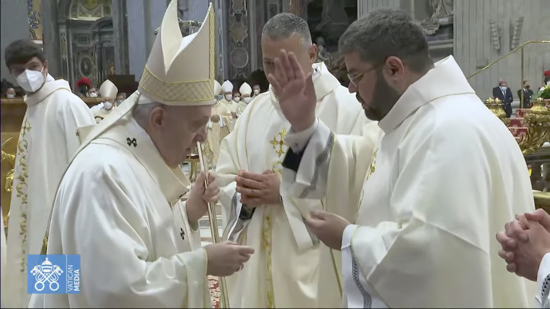 Le pape François demande au p. Mateus Henrique de le bénir, capture @ Vatican Media