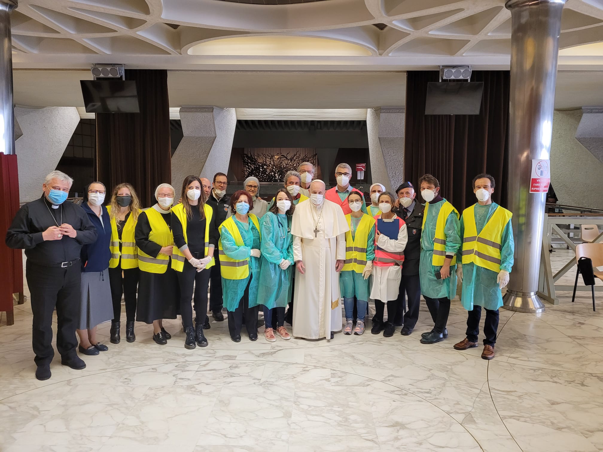 Visite du pape aux personnes démunies recevant le vaccin, 2 avril 2021© Vatican Media